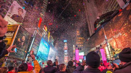 Silvester am Time-Square in New-York zu feiern, ist für viele Menschen ein Traum. Wenn man nichts gegen Menschenmassen und dichtes Gedränge hat, stünde einem unvergesslichen Abend sicher nichts im Wege. Die Aussicht und das Feuerwerk lassen sich jedenfalls nur schwer toppen. 