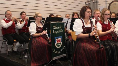 Das Programm der Musikkapelle Oberrieden war bunt gemischt, die Grenzen von den traditionellen und konzertanten Stücken fließend. Ganz nach dem Geschmack der zahlreichen Besucher.  	