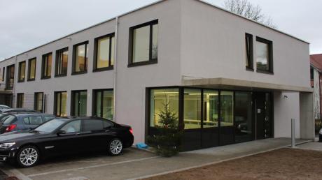 Das neue Mindelheimer Polizeigebäude an der Memminger Straße ist ein moderner Flachbau, der durch viel Glas besticht.