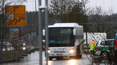 Von Erding aus brachte am Donnerstag ein Bus die ersten Flüchtlinge in die Erstaufnahme-Einrichtung Bad Wörishofen. Die Polizei begleitete das Fahrzeug auf das Gelände im Gewerbegebiet. 