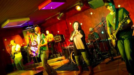 Rockklassiker aus den 70er- und 80er-Jahren spielte die neu gegründetet Band „Mixtape“ im Yoyo in Kammlach. 	