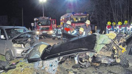 Sechs Menschen wurden bei dem Unfall nahe Tussenhausen verletzt, einer davon schwer. Der 34-Jährige hatte laut Polizeiangaben trotz Gegenverkehrs überholt. 	