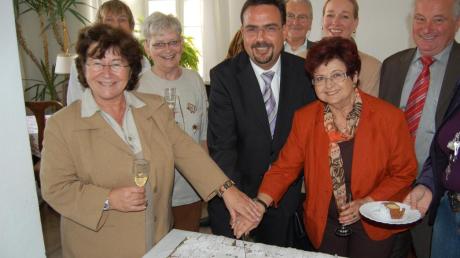 Lang ist’s her: Zum einjährigen Bestehen schnitten die erste MHG-Leiterin Brigitte Essl (links) und ihre Nachfolgerin Ilse Erhard den Kuchen an.  	