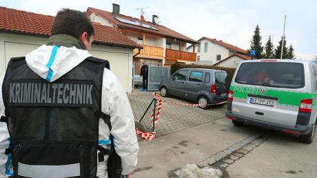 Kriminaltechniker untersuchten gestern nach der Schießerei in Wiedergeltingen die Umgebung des Doppelhauses. 
