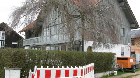 In dieses Haus am Mühlweg in Rammingen werden bald Asylbewerber einziehen. Der Landkreis Unterallgäu wird es demnächst anmieten, die Umbauarbeiten sind bereits abgeschlossen.  	