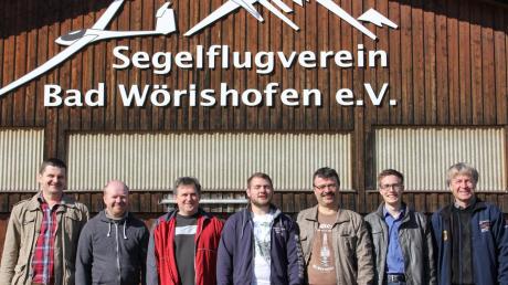 Mit diesem Vorstand geht der Segelflugverein Bad Wörishofen in die Zukunft (von links): Wolfgang Becke, Simon Bönisch, Norbert Cieslik, Ralf Ocker, Jürgen Strüwing, Oliver Meindl und der Vorsitzende Robert Schröder.  	