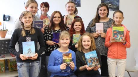 Nicht alle Schüler mögen alle Bücher. Hier zeigen die Mädels aus der 6b der Maria-Ward-Realschule ihre Lieblingsbücher. 