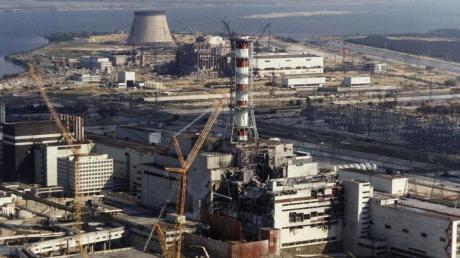 So sah der Reaktor in Tschernobyl nach der Explosion vor 30 Jahren aus. Mittlerweile trägt er eine Strahlenschutz-Kuppel. 