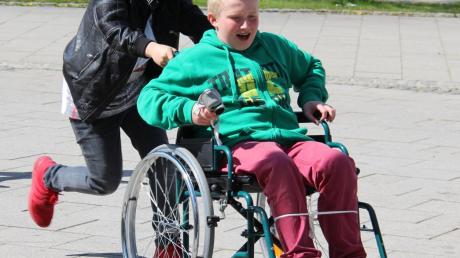 Im Rollstuhl sitzend, die Beine unbeweglich, auf fremde Hilfe angewiesen: Die Schüler lernen, wie sich das Leben im Alter anfühlen kann. 