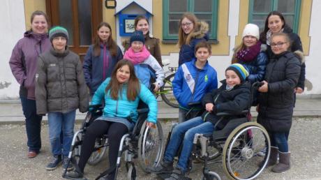 Die Jugendlichen des Juze Kirchheim testeten, wie es ist, blind oder auf den Rollstuhl angewiesen zu sein. 