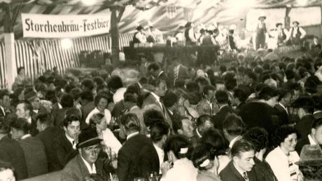 Pfaffenhausen im Jahr 1952. Erstmals nach dem Zweiten Weltkrieg gab es in der Marktgemeinde damals wieder ein Festzelt. Die Menschen waren glücklich, endlich mal wieder gemeinsam feiern zu können. 
