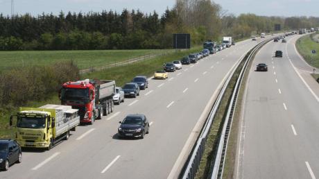 Alltag auf der A 96, Anschlussstelle Bad Wörishofen: Die Fahrzeuge stauen sich an der Abfahrt auf die Autobahn zurück. Ein Umbau des Knotenpunkts soll nun die dringend nötige Entlastung bringen.  	