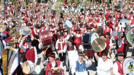 Ein Hoch auf die Blasmusik. Rund 2000 Musikanten hatten sich zum Finale des Bezirksmusikfestes in Oberkammlach versammelt und spielten zusammen die Bayernhymne.