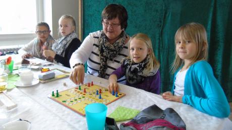 Alles andere als langweilig wurde es beim Fischkochkurs (links), beim Spielenachmittag mit Oma und Opa (rechts) oder beim Suchtpräventionsprojekt an der Schule in Kirchheim. 	