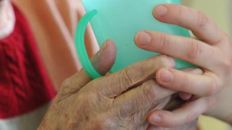 Die Zahl der Pflegefälle steigt, die Belastung für die Pflegenden nimmt weiter zu.  	