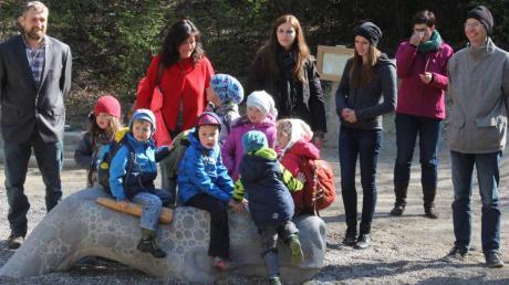 Kinder nehmen den neuen Lindwurm am Ort der Wald- und Naturwesen gleich nach der Eröffnung in Beschlag. 