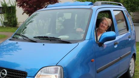 Ihren blauen Flitzer hat Walburga Eilts von einem 90-Jährigen gekauft, der sich nur schwer von seinem Auto trennen konnte. Aber nachdem ihm das Ein- und Aussteigen zu beschwerlich wurde, siegte die Vernunft. 