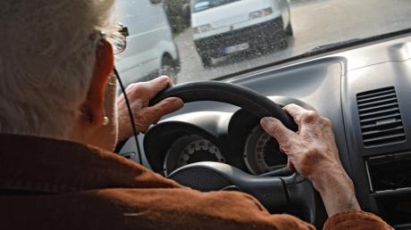 Nach dem tödlichen Unfall, den ein 84-Jähriger vor Kurzem in Bad Säckingen verursacht hat, fordern manche Medizinchecks für ältere Autofahrer. Die fühlen sich diskriminiert.