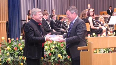Paul Gruschka (rechts) gratuliert Hotelchef Christoph Ernst.  	
