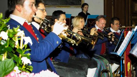 Unter Leitung von Stefan Tarkövi bewiesen die Musiker des Kirchheimer Musikvereins ihr großes Talent. Beim Jahreskonzert begeisterten sie ihr Publikum und sorgten dafür, dass den Gästen selbst im kühlen Zedernsaal ganz warm ums Herz wurde. 	