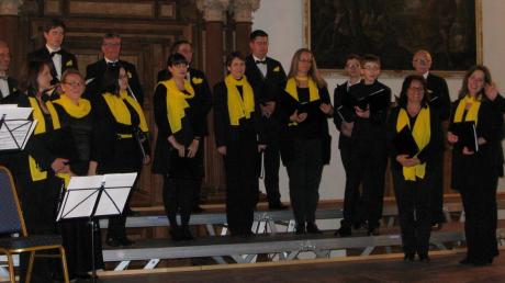 Einen Abend ganz im Zeichen der Rose gestaltete der Günzburger Chor „Camerata vocale“ im Kirchheimer Zedernsaal. 