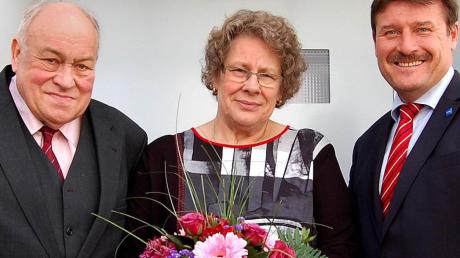 Gleich doppelt gefeiert wurde bei Helene und Karl Schuler. Bürgermeister Hermann Lochbronner (rechts) ließ es sich nicht nehmen, zu gratulieren. 