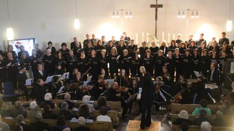 Der Chorraum am Altar konnte die 62 Sängerinnen und Sänger des Projektchores kaum fassen. 	