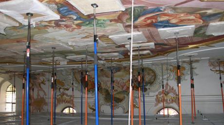 In Kirchdorf muss die Decke von St. Stephan abgestützt werden, damit bei den Dacharbeiten keine Bruchstücke der Decke herabfallen. 