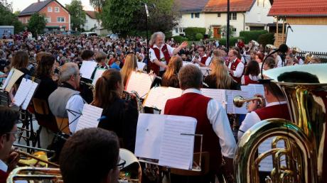 Die Dirlewanger Rocknacht lockte zahlreiche Zuhörer auf den Vorplatz der Hirschbrauerei. Dirigent Klaus-Jürgen Herrmannsdörfer servierte mit seinem Orchester ein rockiges Open-Air-Sommerkonzert auf höchstem Blasmusikniveau. 