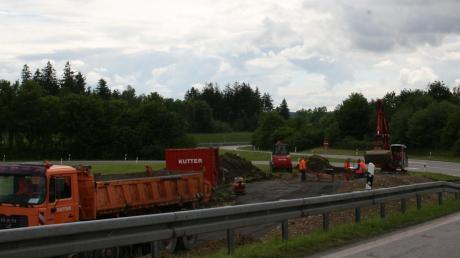 Die Bauarbeiten an der A 96-Anschlussstelle Bad Wörishofen haben begonnen. Bagger schaffen Platz für die verbreiterten Auffahrten, die mehr Verkehrs aufnehmen können. 