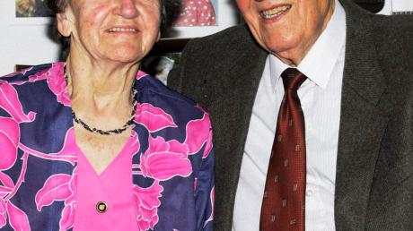 Seit 60 Jahren verheiratet sind Rosina und Heribert Reisser aus Anhofen. Kennengelernt haben sie sich einst beim Tanzen in Markt Wald. 	