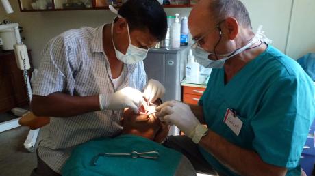 Wenn die Kienles in Nepal sind, arbeiten sie dort gerne mit einheimischem Personal zusammen. Der Dental Hygienist Jangabir (links) nahm gemeinsam mit Dr. Hubert Kienle seine erste Zahnentfernung vor. Es kommt vor, dass die Kienles an einem Tag 150 Zähne entfernen müssen. 