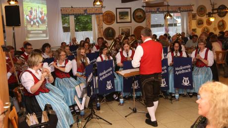 Seit 40 Jahren spielt der Musikverein Apfeltrach zu den unterschiedlichsten Anlässen musikalisch auf. Beim Jubiläumsabend blickten die Gäste gemeinsam mit den Musikantenauf Vergangenes zurück.
