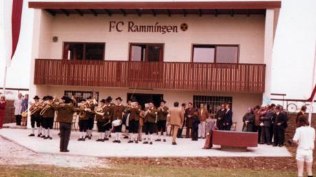 Die Sportheim-Einweihung (Bild oben) war für den Verein ein großes Ereignis. Sehr freuten sich die Mitglieder heuer auch, dass ihre Reservemannschaft (Bild unten) Meister wurde.  	