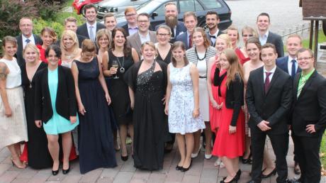 Abschlussfeier in festlicher Atmosphäre in der Alp-Villa in Buchloe. 34 Absolventen der Hotelfachschulen Bad Wörishofen freuen sich über den Abschluss als staatlich geprüfter Hotelbetriebswirt.  	