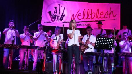 Junge begeisterte Musiker präsentierten in Kirchheim die neue Bigband „Wellblech“ und ernteten gleich bei der Konzertpremiere viel Beifall.