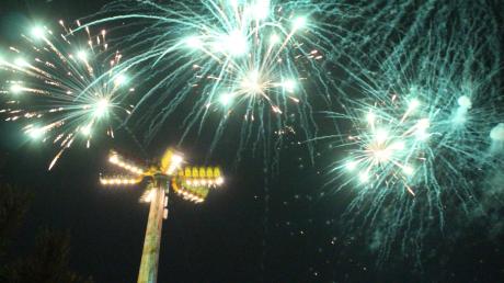 Wer bis kurz vor Schluss im Skyline Park ausharrte, wurde mit einem grandiosen Feuerwerk belohnt. So mancher genoss das Spektakel von einem Fahrgeschäft – hier Sky Jet – aus. 