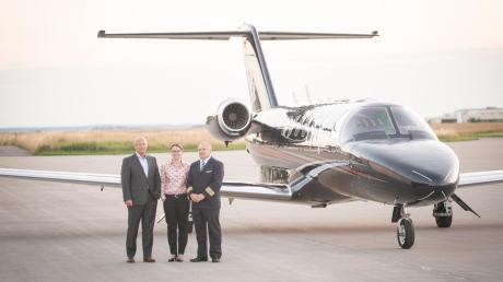 Bei der Firma HiWing kann man in Flugzeuge investieren: (von links) Hans und Lisa Hirt zusammen mit Peter Böttge, Geschäftsführer der Excellent Air neben einem Cessna Citation Jet CJ2. 