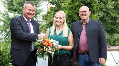 Bürgermeister Paul Gruschka (links) und Kurdirektor Horst Graf gratulierten Veronika Heim herzlich zum Prüfungsergebnis.