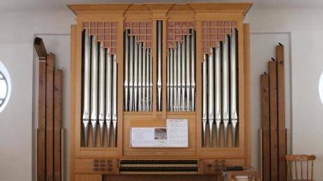 Kirchenpfleger Fritz Bichler freut sich über die neue Orgel in der Salgener Kirche. Das Instrument wurde gebraucht in Luxemburg gekauft. 