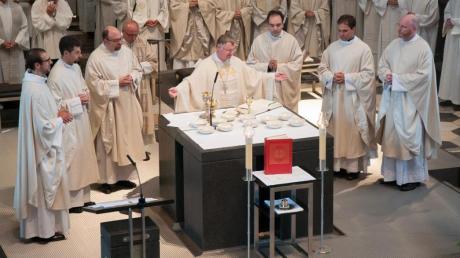 Simon Lochbrunner (links) ist am vergangenen Wochenende in Innsbruck zum Priester geweiht worden. Zur Primiz kommt er ins Unterallgäu. 