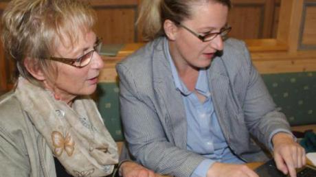 Bürgermeisterin Marlene Preißinger (li.) und VG-Geschäftsstellenleiterin Bianca Maier bei der Versammlung. 