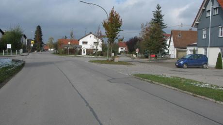 Während der südliche Teil der Ramminger Hauptstraße  bereits ausgebaut ist und nächstes Jahr abgerechnet werden kann, hat der Gemeinderat nun auf seiner jüngsten Sitzung auch den Ausbau des mittleren Teiles  (im Bild) mehrheitlich beschlossen. 
