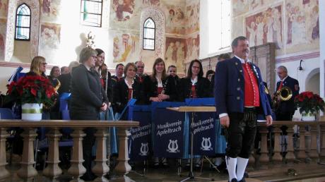 Mit einem bunten Programm erfreuten die Musiker in Apfeltrach ihr Publikum beim Jahreskonzert. Besonders beklatscht wurde die Uraufführung der Polka, die 2015 ein Geburtstagsgeschenk für Dirigent Josef Bauer gewesen ist. 	
