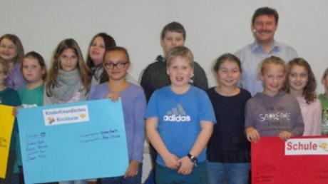 In Kirchheim tagt wieder das Kinderparlament. Die Grundschüler sammeln Ideen und Vorschläge, um Kirchheim noch kinderfreundlicher zu machen. Unterstützt werden sie dabei von Sabrina Ringwald vom Kreisjugendring (links). 	