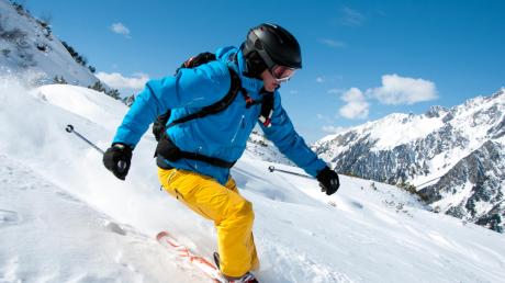 Der Helm drückt nicht, die Brille sitzt perfekt: So ausgestattet können Skifahrer sich beruhigt auf die Piste wahren. 