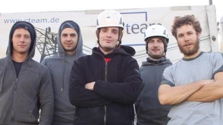 Andreas Müller, Armin Muslimowitsch, Thomas Ponholzer, Nico Marchl, Fabian Hofmann (von links) arbeiten als Freileitungsmonteure in luftiger Höhe.