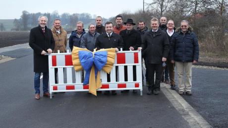 Die Mitarbeiter des Landratsamts hatten für die Eröffnung des Streckenabschnitts der Kreisstraße MN 3 extra eine große Schleife mitgebracht. 