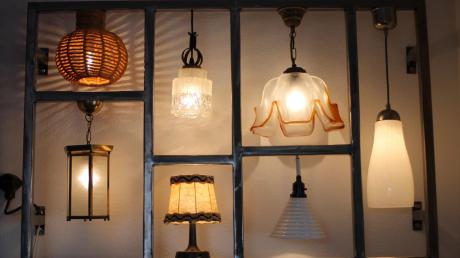 Aus verschiedenen Flohmarktfunden hat Manfred Schmidt diese besondere Lampe gebaut. Auch sie wird bei der ersten „Nacht der Lampen“ in Tiefenried zum Einsatz kommen. 