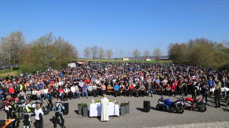 Ein beeindruckendes Bild bot sich bei der zehnten Motorradsegnung auf dem Verkehrsübungsplatz der Fahrschule Gleich bei Altensteig mit 910 Motorrädern und den über 1000 Bikerfreunden. 